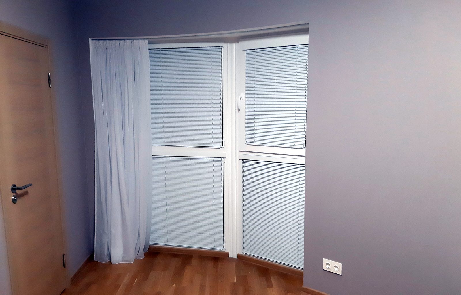 Baltas 16 mm alumīnija žalūzijas erkerā, skats no sāniem — FENSTORA darbs