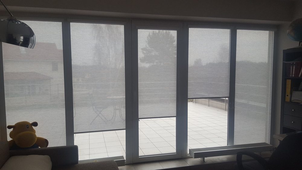 Screen kasešu žalūzijas uz terases panorāmas durvīm