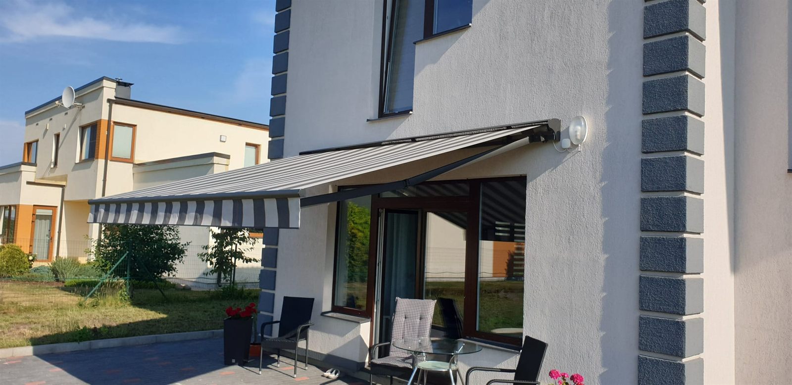 Zili balti svītrota izvelkama markīze pār mājas terasi — FENSTORA, Rīga