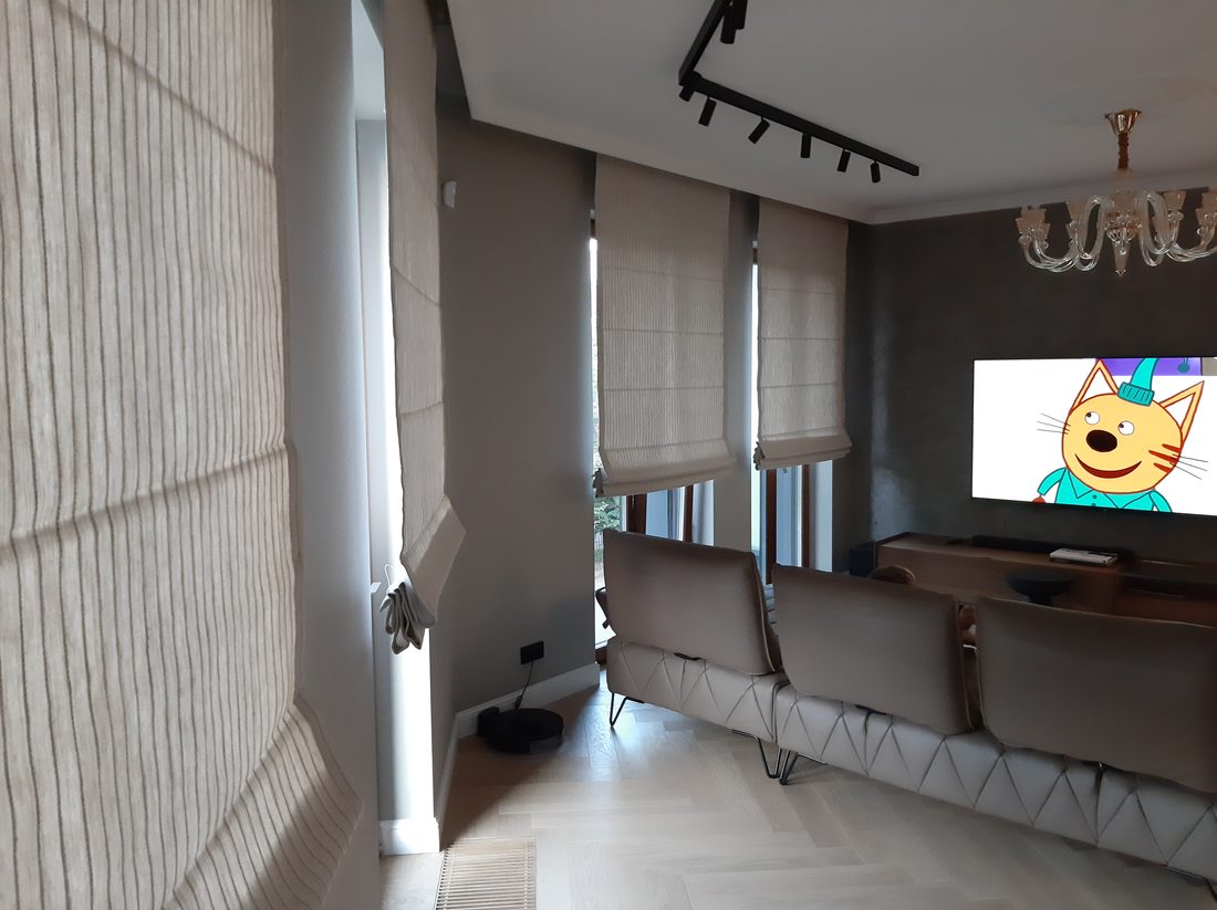 Dubultās romiešu žalūzijas diena–nakts uz panorāmas loga