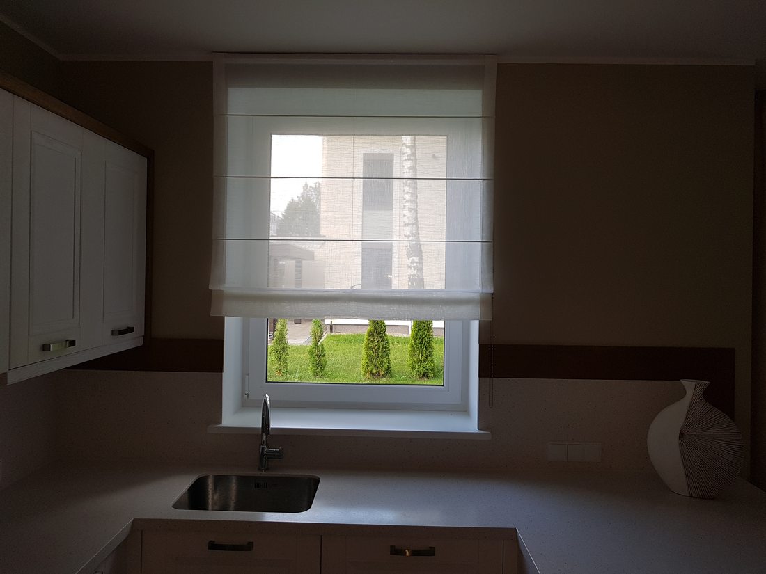 Bēšas romiešu žalūzijas virtuvē