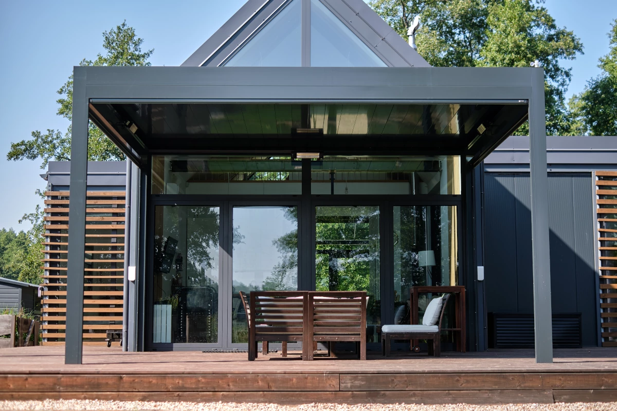 Atpūtas zona zem WIN CLIMATIC S400 pergolas ar LED apgaismojumu